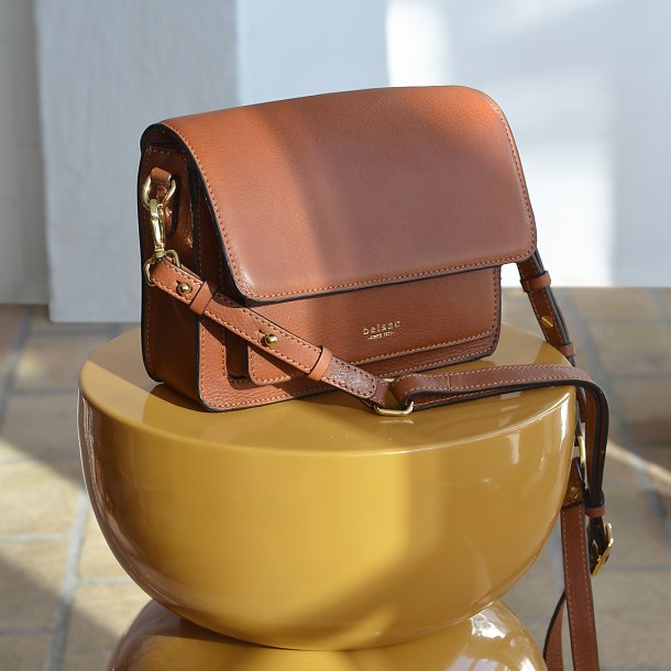 Olga, Belsac cognac crossbody i skind med overslag og  lang regulerbar rem