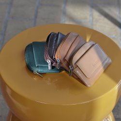 Belsac brun mntpung i skind med lomme til kreditkort.