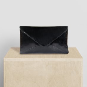 Krystle, Belsac sort clutch i skind med kuvertoverslag og lang aftagelig rem