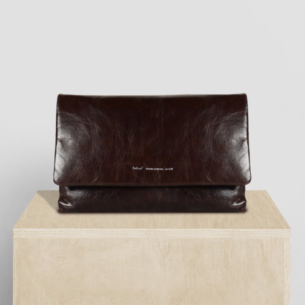 Abelone, Belsac mrkebrun clutch i bldt lder med overslag og lang regulerbar rem