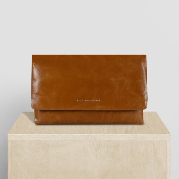 Abelone, Belsac cognac clutch i bldt lder med overslag og lang regulerbar rem