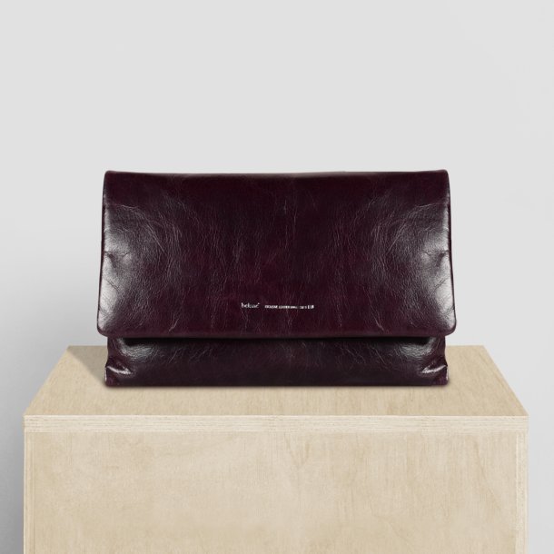 Abelone, Belsac plum clutch i bldt lder med overslag og lang regulerbar rem