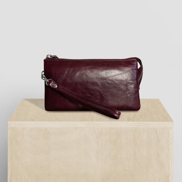 Lia, burgundy Belsac clutch/crossbody med hndledsrem og flere rum