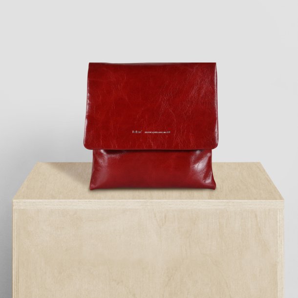 Cajsa, Belsac mrk rd crossbody i skind med et stort rum og lang aftagelig, regulerbar rem