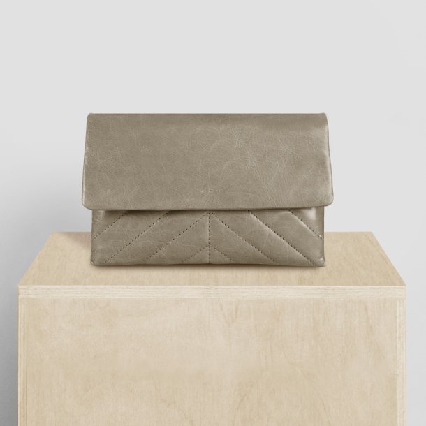 Pen, Belsac clutch i taupe