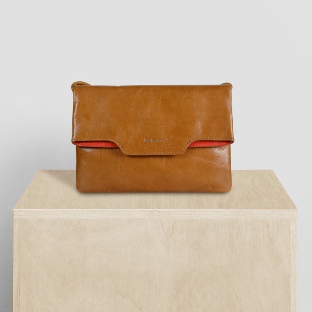 Safia, Belsac cognac clutch i skind med smukt overslag og lang aftagelig, regulerbar rem