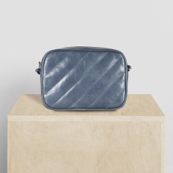 Abira, Belsac lys blå crossbody i skind med lang regulerbar rem og quiltet front