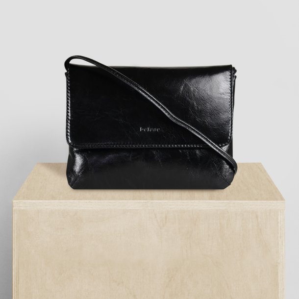 Abelina, Belsac sort crossbody i bldt skind med overslag og lang aftagelig/regulerbar rem