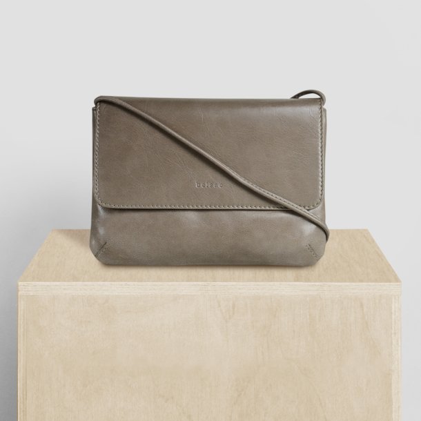 Abelina, Belsac taupe crossbody i bldt skind med overslag og lang aftagelig/regulerbar rem