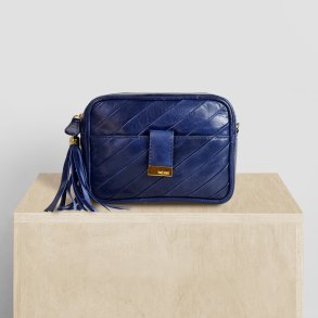 Carli, Belsac bl� crossbody i skind med quiltet front med lomme og lang rem