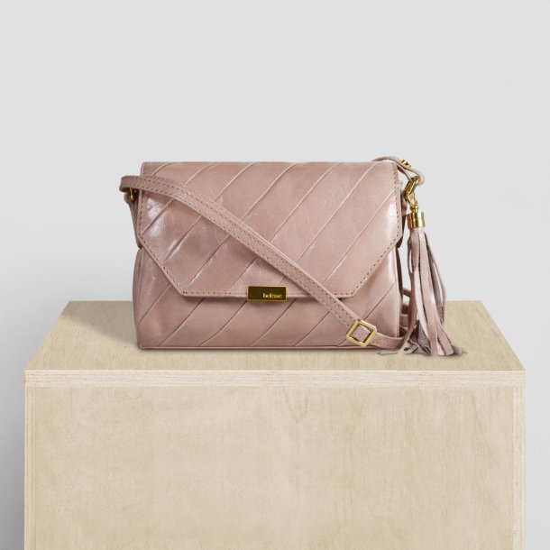 Carlina, Belsac lys rosa crossbody med overslag, fast bund og lang regulerbar rem