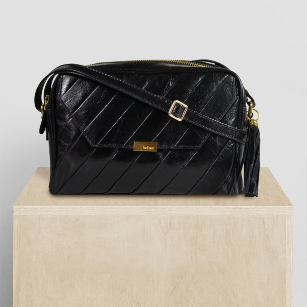 Carola, Belsac sort crossbody i skind med toplynls, overslag og quiltet front