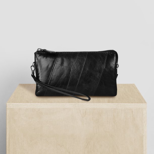 Chelsea, Belsac sort clutch i skind med hndledsrem og crossbodyrem