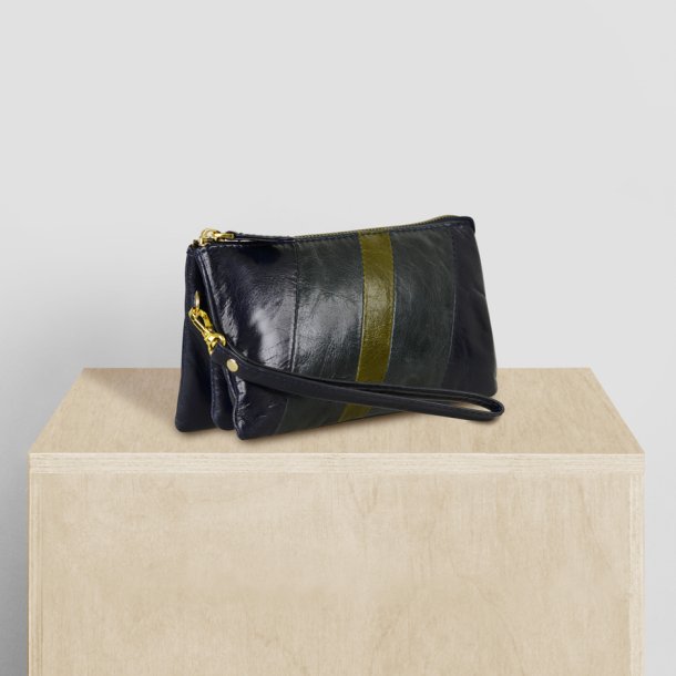 Chelsea, Belsac bl clutch i skind med hndledsrem og crossbodyrem