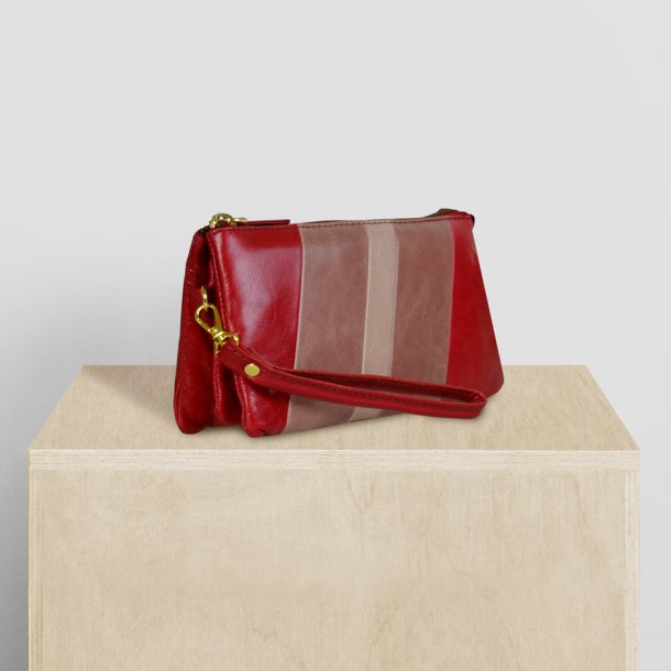 Chelsea, Belsac rd clutch i skind med hndledsrem og crossbodyrem