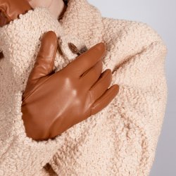 Belsac, kort skindhandske i cognac med en slids p oversiden