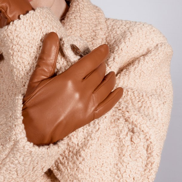 Belsac, kort skindhandske i cognac med en slids p oversiden