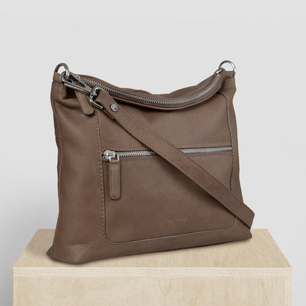 Delia, Belsac brun crossbody i skind med fast bund og lang regulerbar rem