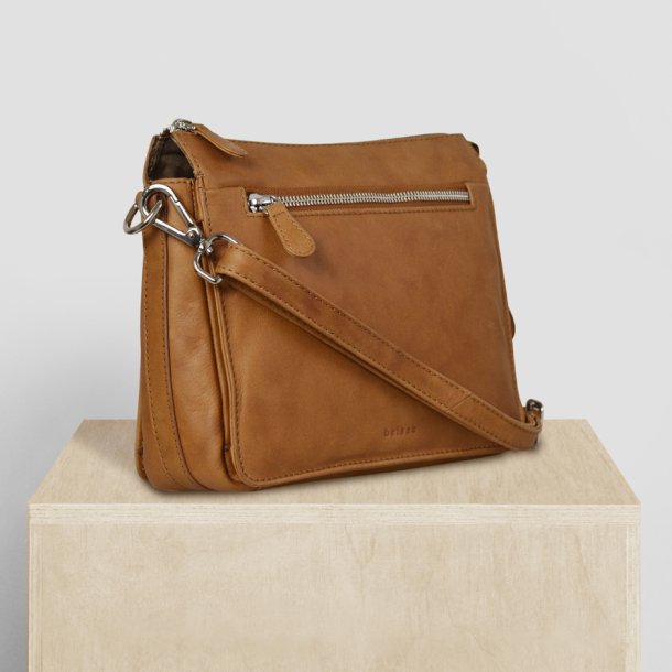 Daria, Belsac cognac crossbody med lang rem og flere rum