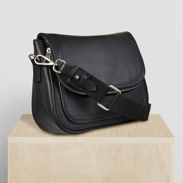 Darina, Belsac sort crossbody i skind med kraftig rem og frontlomme