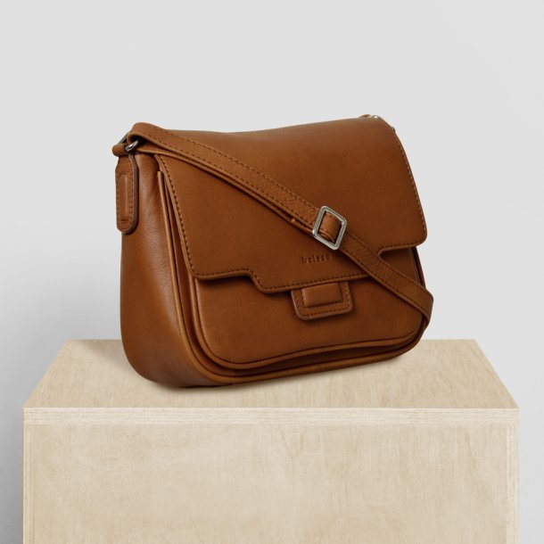 Elana, Belsac cognac crossbody i skind med frontlomme og overslag