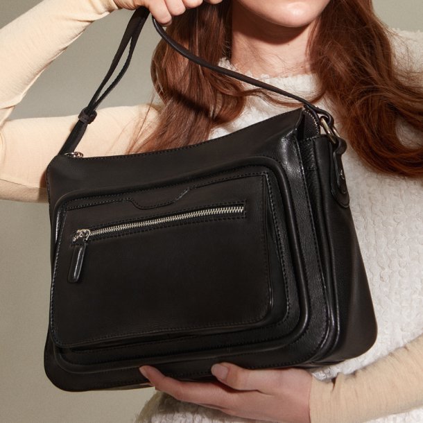 Emi, Belsac sort crossbody i skind med flere rum og lang rem