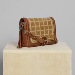 Janella, Belsac cognac crossbody i skind med overslag og lang regulerbar rem