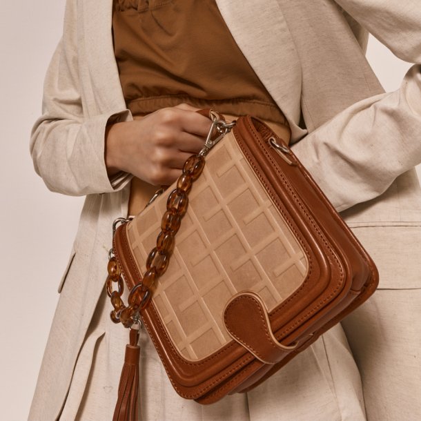 Janet, Belsac cognac crossbody i skind med overslag og flere flotte detaljer