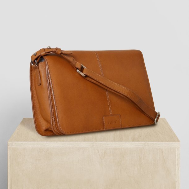 Jasmiin, Belsac cognac crossbody med overslag i bldt skind