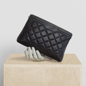 Kaisa, Belsac sort clutch i skind med quiltet forside og aftagelig rem