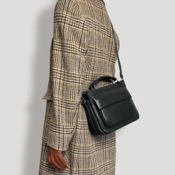 Kathleen, Belsac sort crossbody i skind med flere rum og lang regulerbar rem