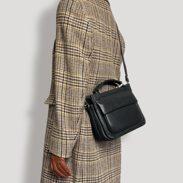 Kathleen, Belsac sort crossbody i skind med flere rum og lang regulerbar rem