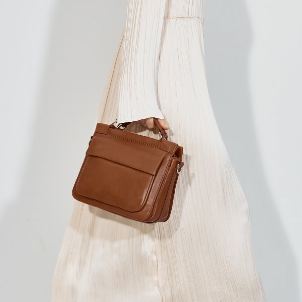 Kathleen, Belsac cognac crossbody i skind med flere rum og lang regulerbar rem