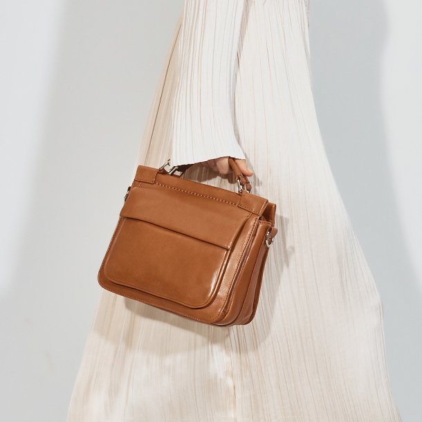 Kathleen, Belsac cognac crossbody i skind med flere rum og lang regulerbar rem
