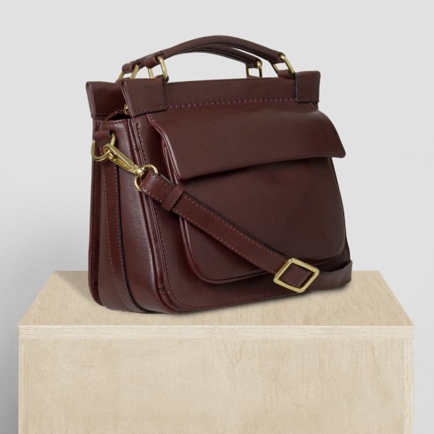 Kathleen, Belsac varm brun crossbody i skind med flere rum og lang regulerbar rem