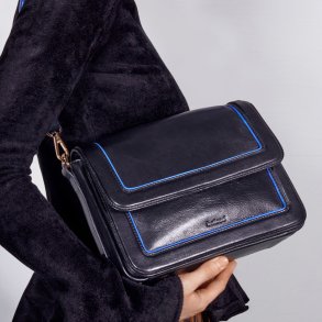 Lajla, Belsac sort crossbody i skind med flere rum og lang regulerbar rem