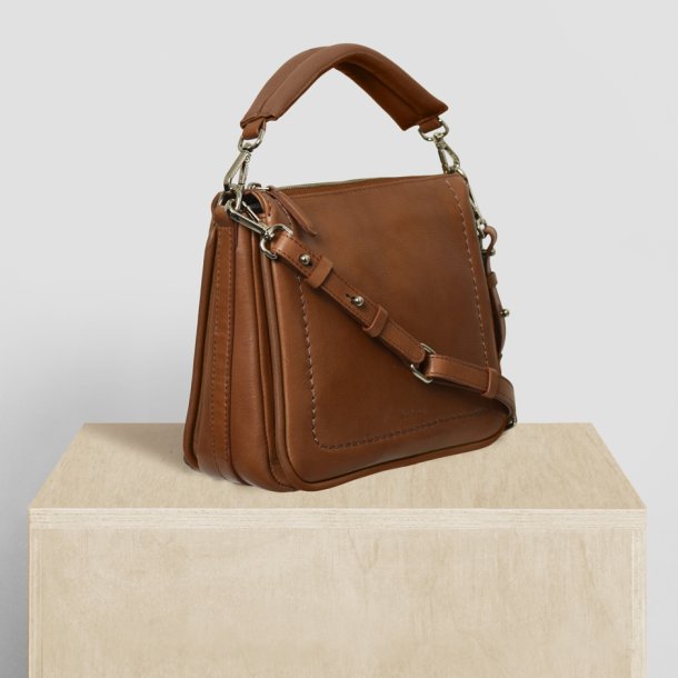 Lee, Belsac camel crossbody i skind med kraftig hank og lang regulerbar rem