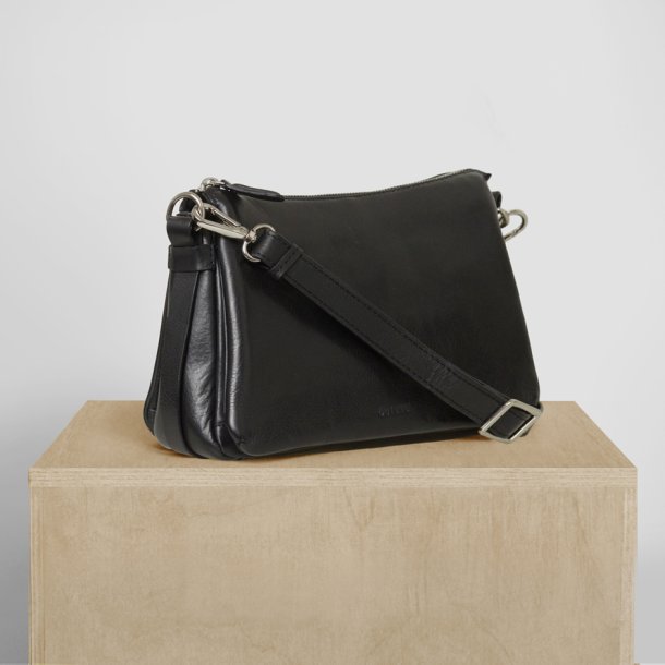 Margith, Belsac sort crossbody i skind med lang regulerbar rem og flere rum
