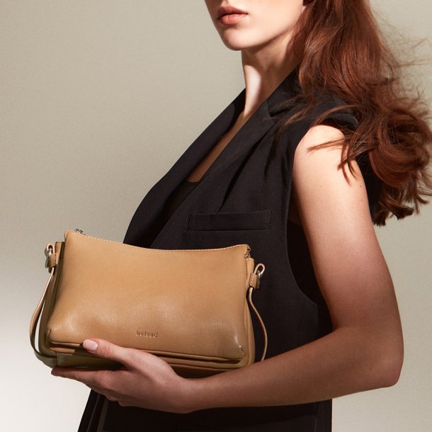Margith, Belsac camel crossbody i skind med lang regulerbar rem og flere rum