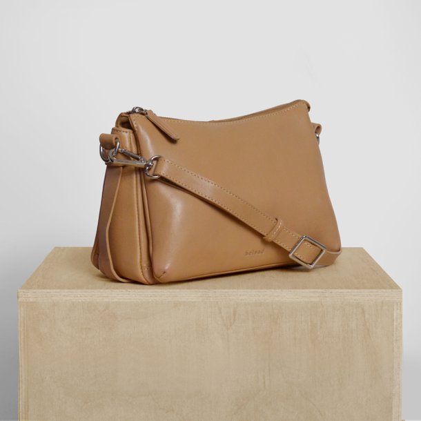 Margith, Belsac camel crossbody i skind med lang regulerbar rem og flere rum