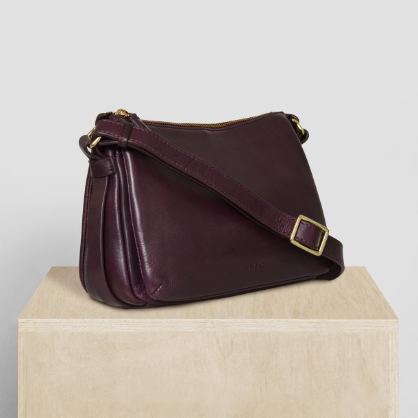 Margith, Belsac maroon crossbody i skind med lang regulerbar rem og flere rum