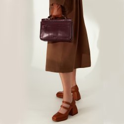 Naja, Belsac maroon crossbody i skind med to små hanke og lang regulerbar rem