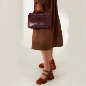  Naja, Belsac maroon crossbody i skind med to sm� hanke og lang regulerbar rem