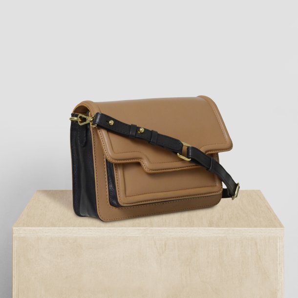 Belsac Nede sort/camel crossbody i bldt skind med rummelig forlomme til mobil. 