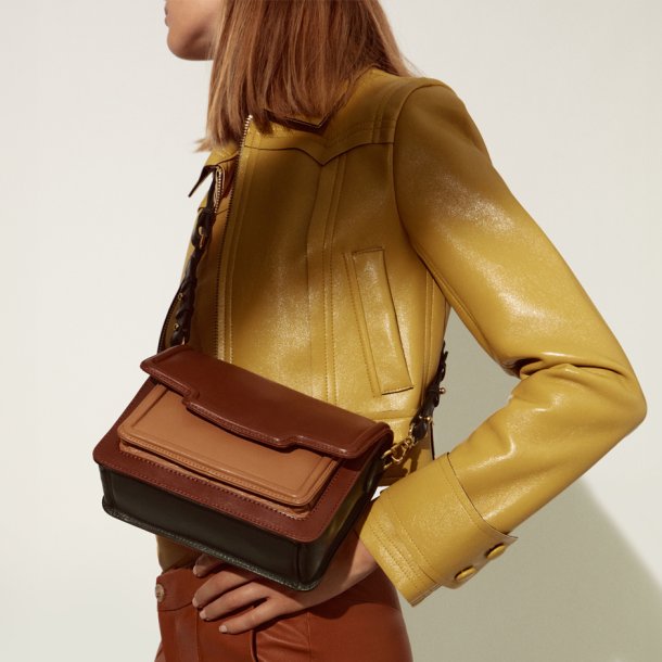 Belsac Nede grn/beige crossbody i bldt skind med rummelig forlomme til mobil. 