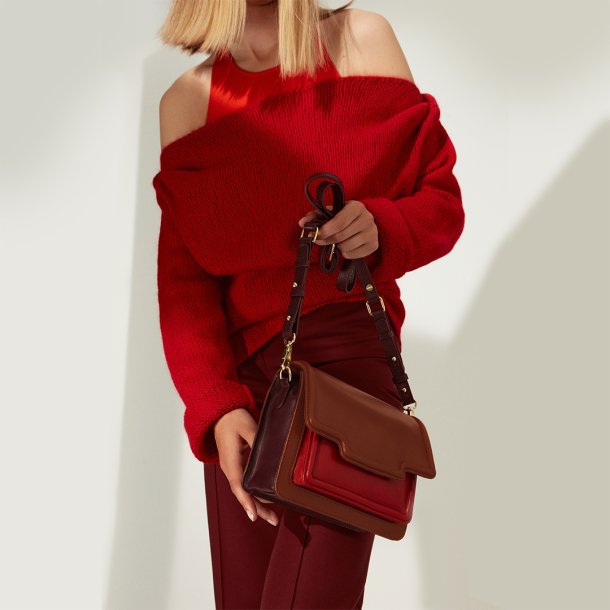 Belsac Nede maroon/red crossbody i bldt skind med rummelig forlomme til mobil. 