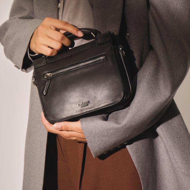 Octavia, Belsac sort crossbody/hndtaske  i bldt skind med mange rum