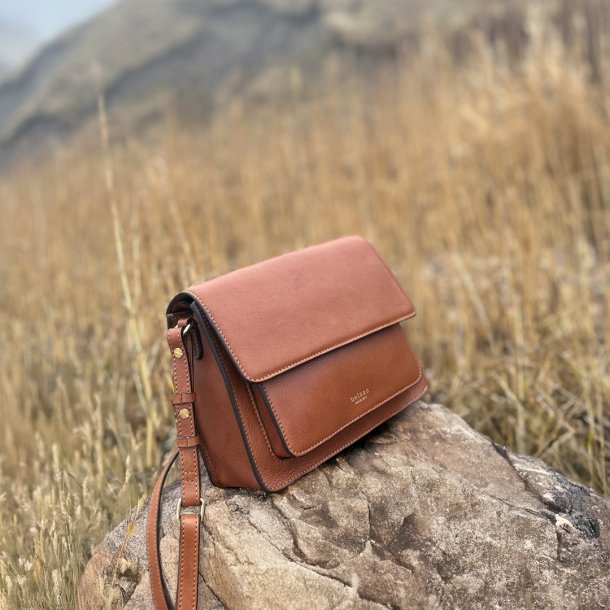 Pammi, Belsac cognac crossbody i skind med overslag og  lang regulerbar rem