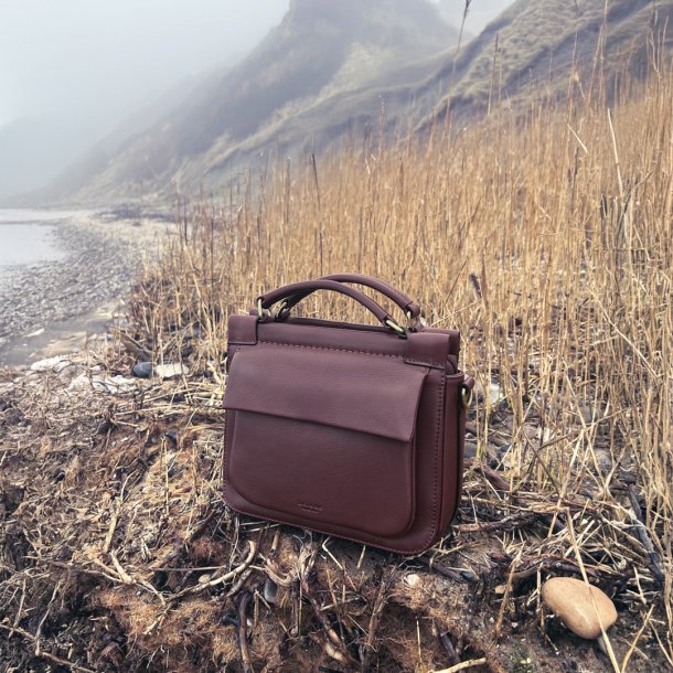 Kathleen, Belsac varm brun crossbody i skind med flere rum og lang regulerbar rem