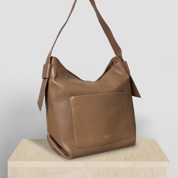 Ronia, Belsac camel skuldertaske i skind med kraftig rem og frontlomme